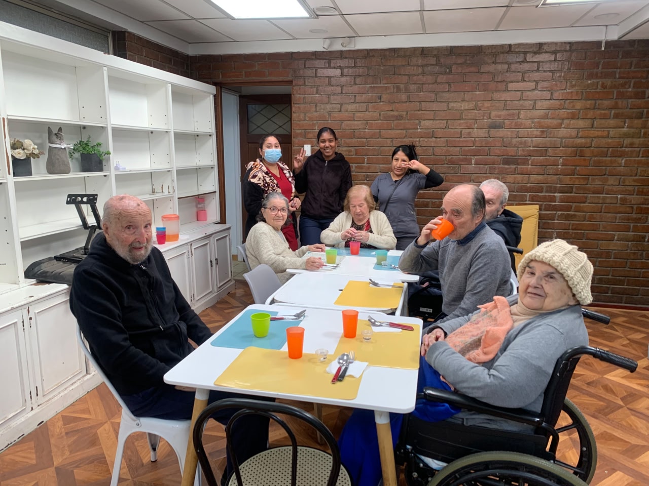Residentes y equipo en el comedor